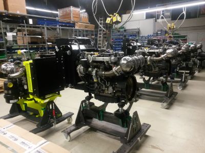 Powerpacks mit Anbauteilen auf Motorträgern in der Fertigung