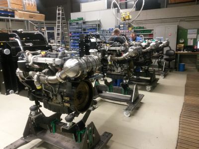 Powerpacks mit Anbauteilen auf Motorträgern in der Fertigung
